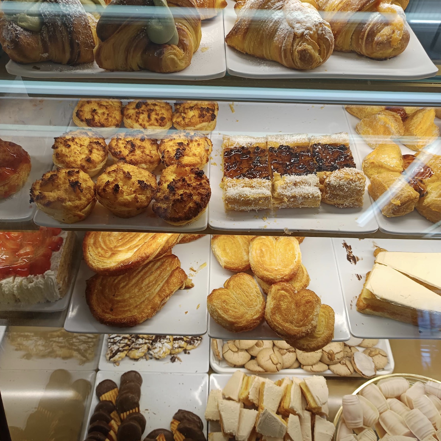 Vitrine com croissants, folhados e doces