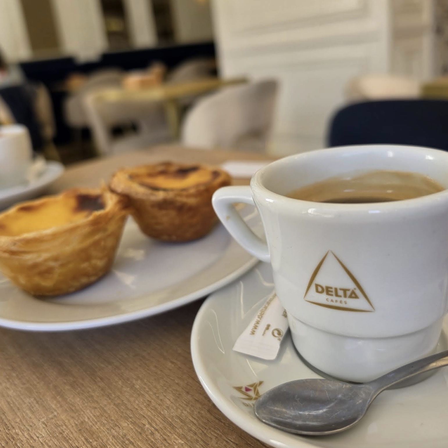 Café e pastéis de nata na mesa