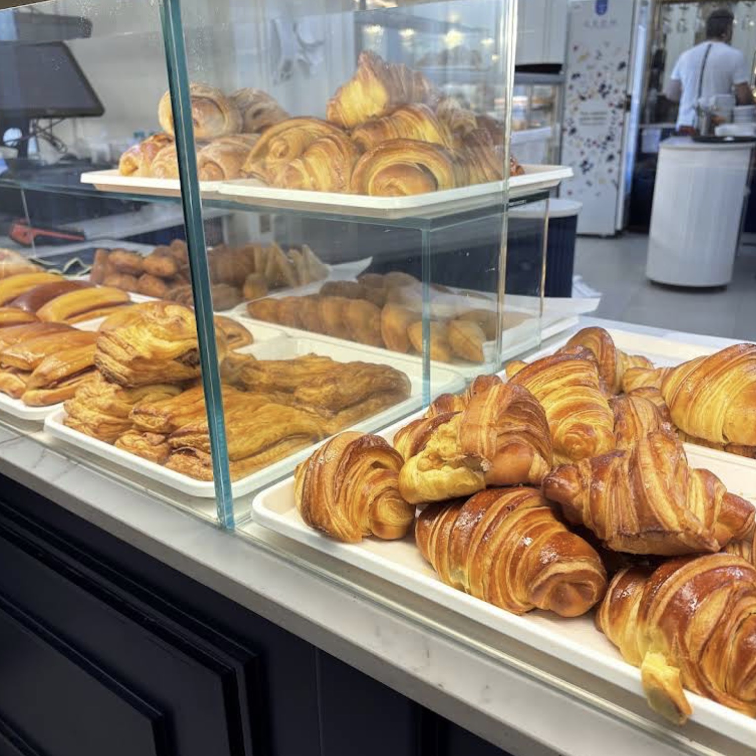 Tabuleiros de croissants no balcão