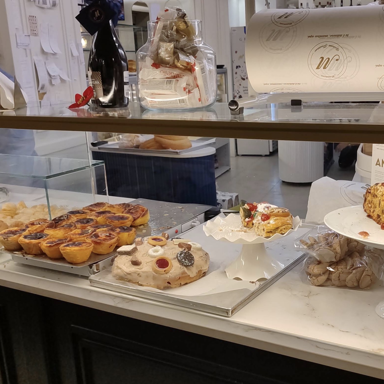 Pastéis de nata e bolos no balcão