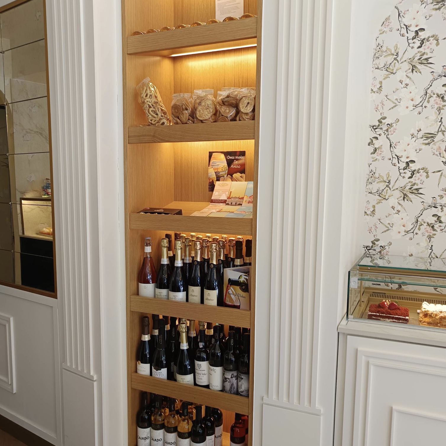 Prateleira de vinhos e doces embalados